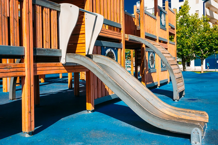 Aire de jeux en bois artisanale dans un jardin