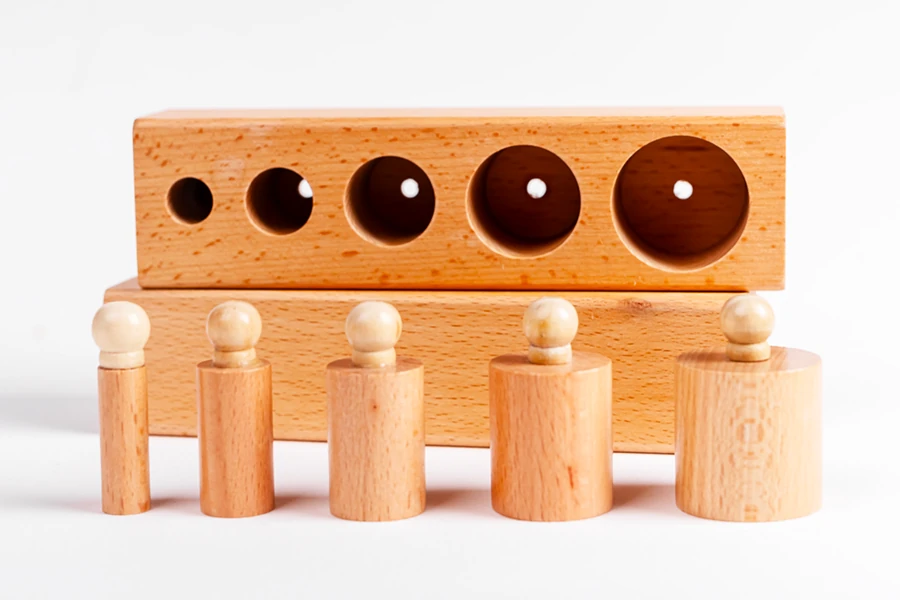 Parent et enfant jouant ensemble avec un jeu en bois