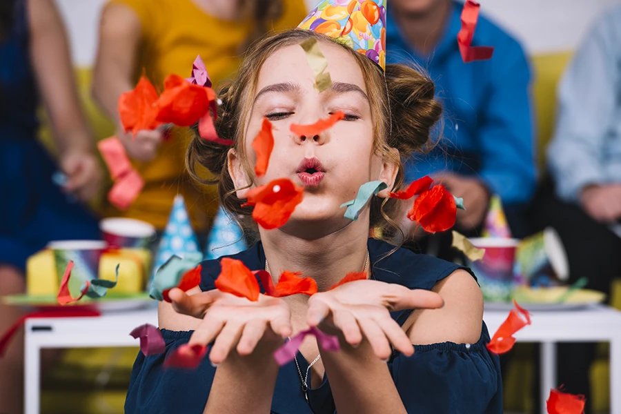 Stands de jeux en bois colorés installés dans une cour de kermesse