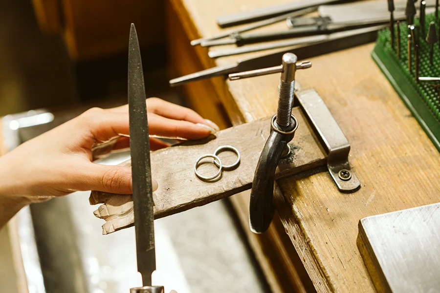 Outils de menuiserie posés sur un établi en bois