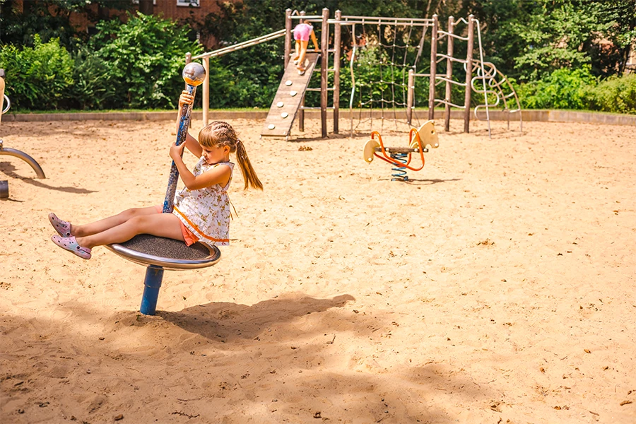 Enfants de différents âges jouant avec des jeux en bois en classe