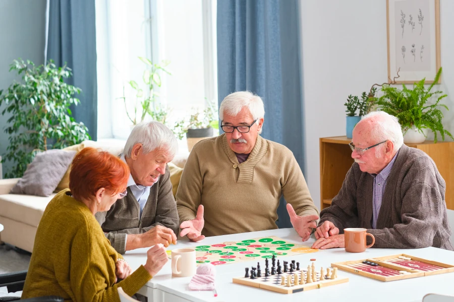 Animation jeux en bois en EHPAD avec des résidents jouant autour d'une table