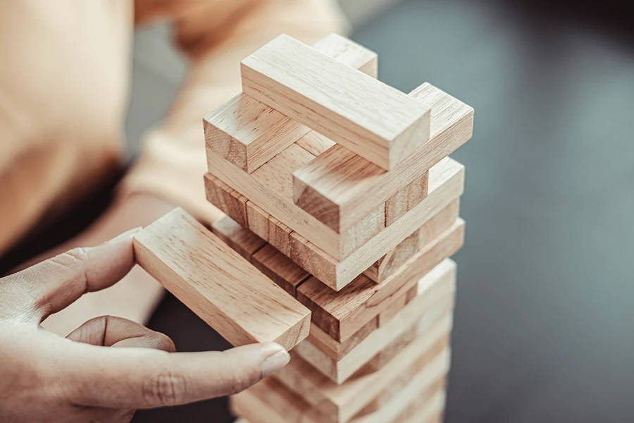 Stands de jeux en bois géants alignés lors d'une kermesse