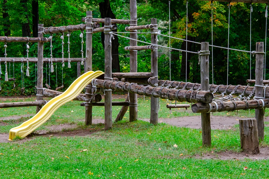 Construction d'une aire de jeux en bois DIY - choix des matériaux et assemblage