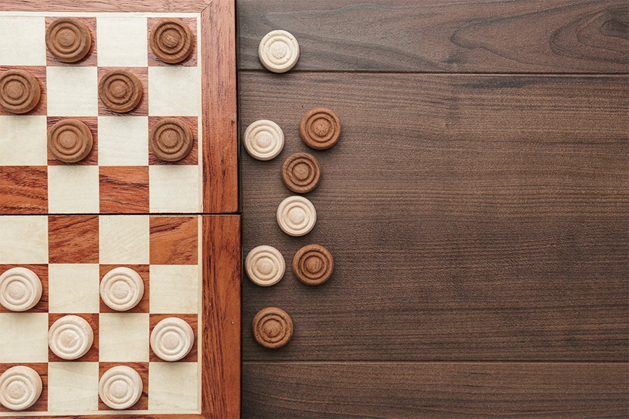 Collection de jeux en bois anciens posés sur une étagère
