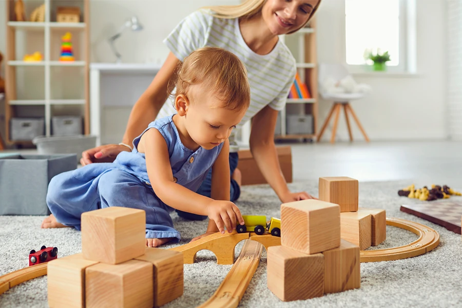 Parents et enfants partageant un moment de complicité autour de jeux en bois