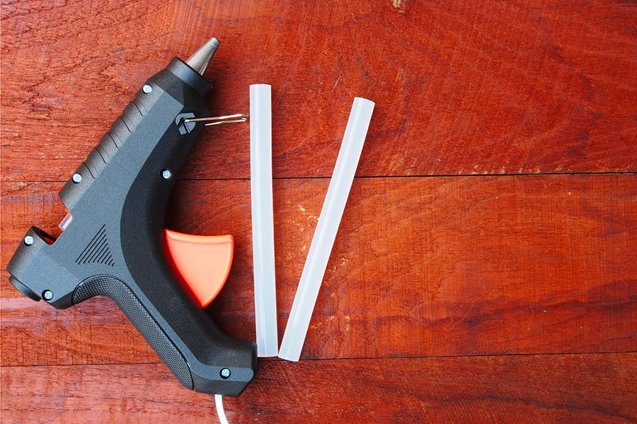 Ciseaux à bois, scie à chantourner et rabot posés sur un établi