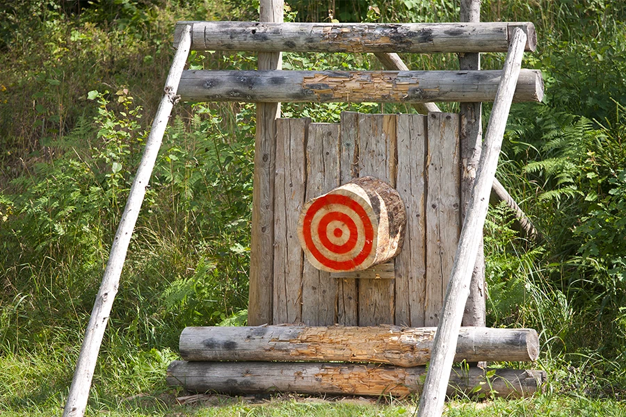 Enfants jouant avec des jeux en bois dans une salle de classe