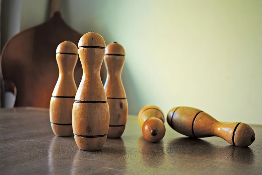 Enfants jouant avec des puzzles et jeux de construction en bois