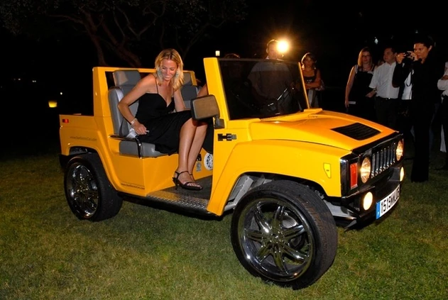 Mini Hummer H3 électrique pour enfants sur un circuit extérieur