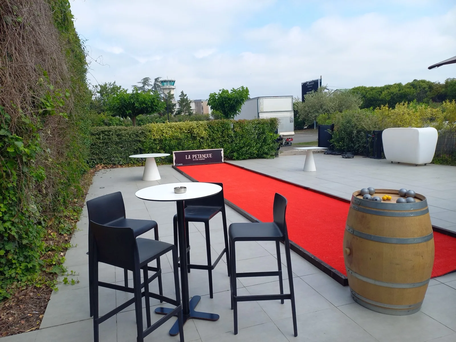 Terrain de pétanque synthétique By Anim installé en extérieur pour un événement