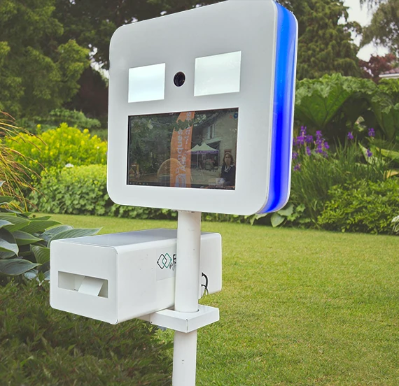 Groupe de personnes posant devant un photobooth avec accessoires lors d'une soirée