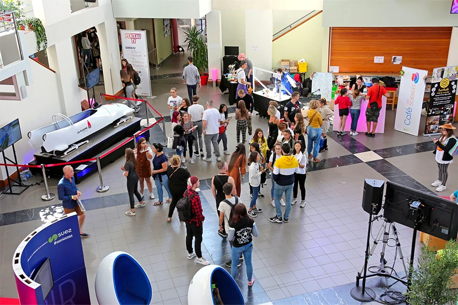 Collaborateurs participant à une animation team building dans un hall