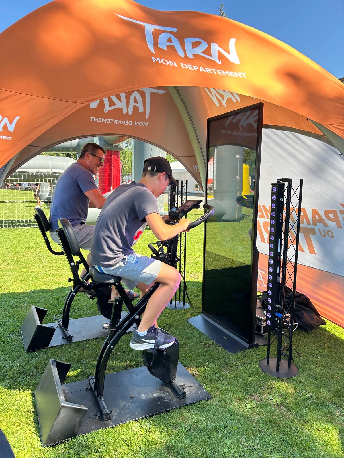 Vélo à smoothie installé en plein air lors d'un événement