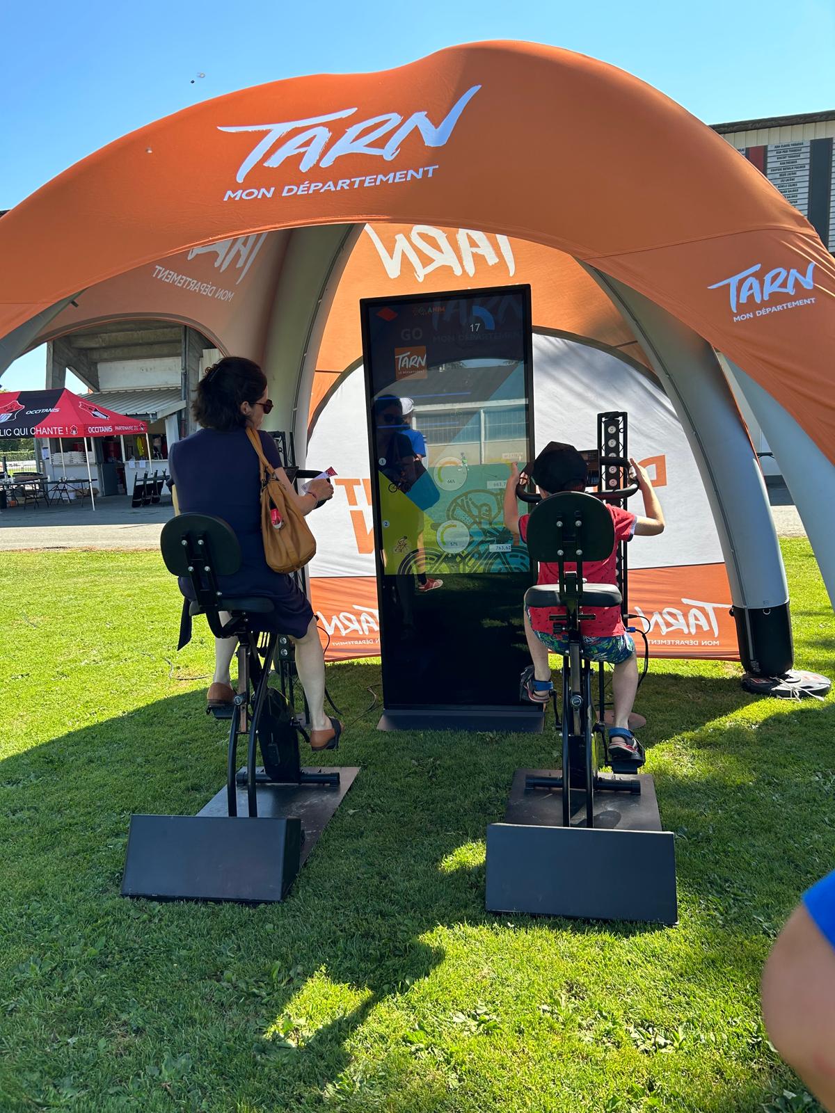 Participants en pleine course de vélo challenge lors d'un événement dans le Tarn