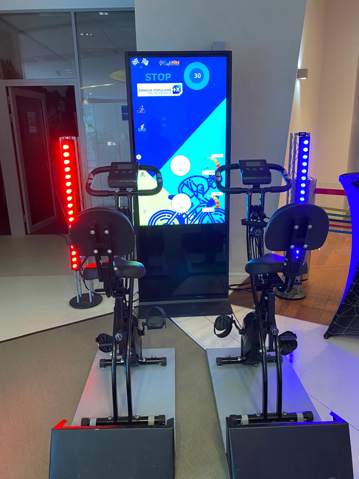 Course de vélo challenge avec totem numérique et barres LED lors d'un événement d'entreprise