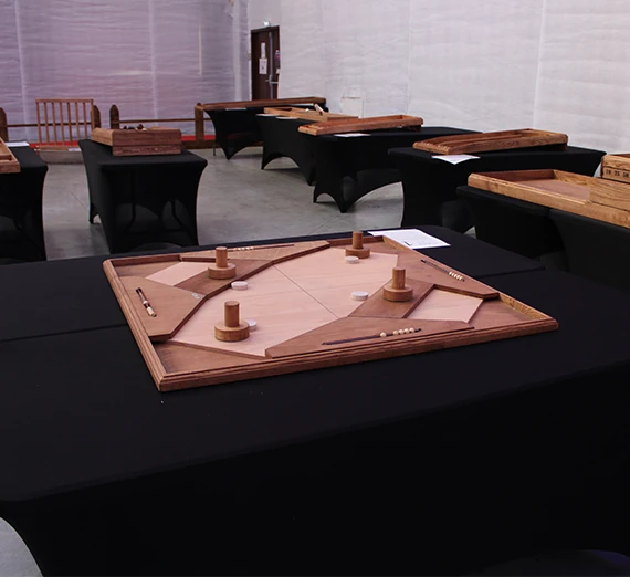 Table de jeux en bois géants disposée dans une salle d'événement