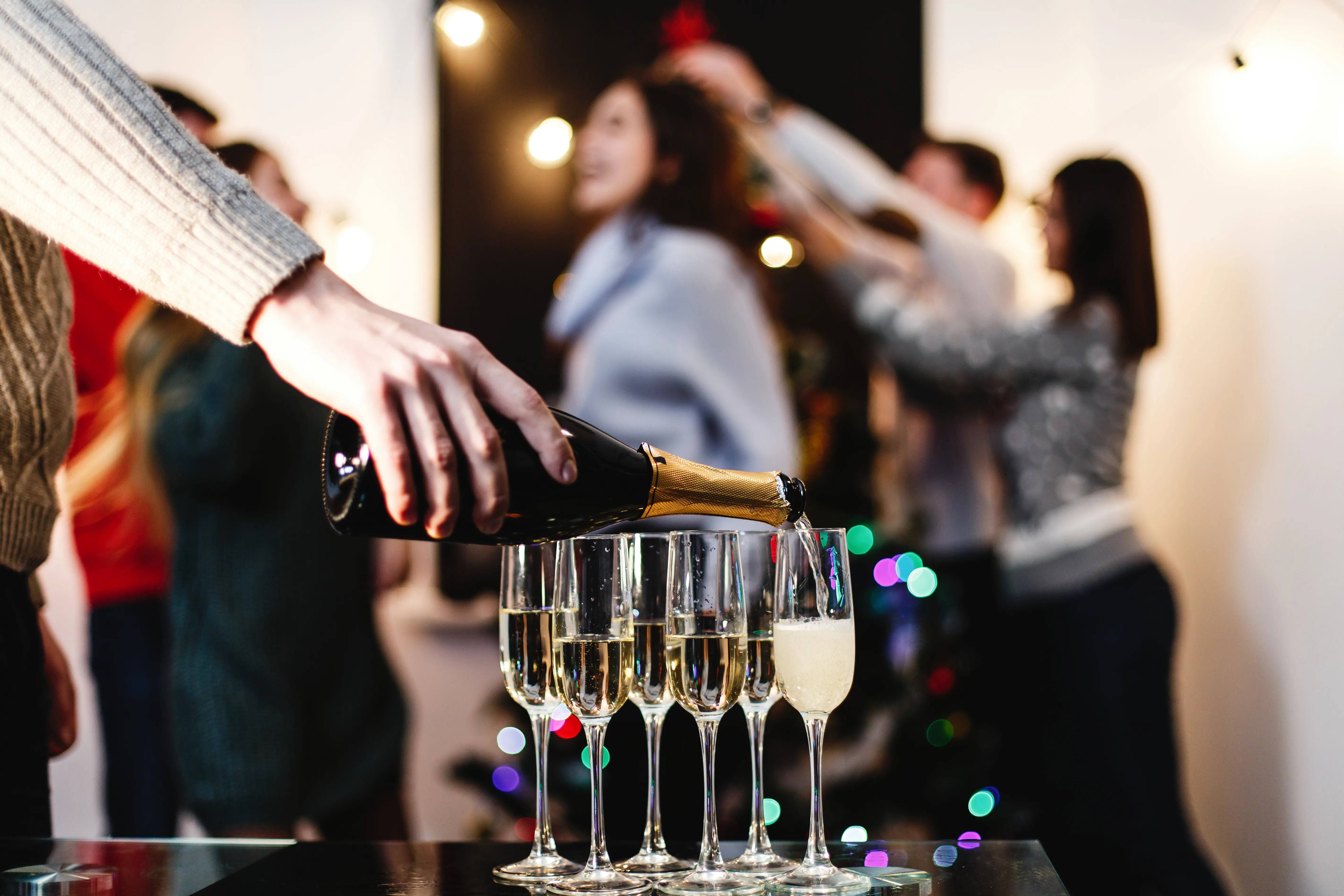 Service de coupes de champagne pendant un apéritif d'entreprise