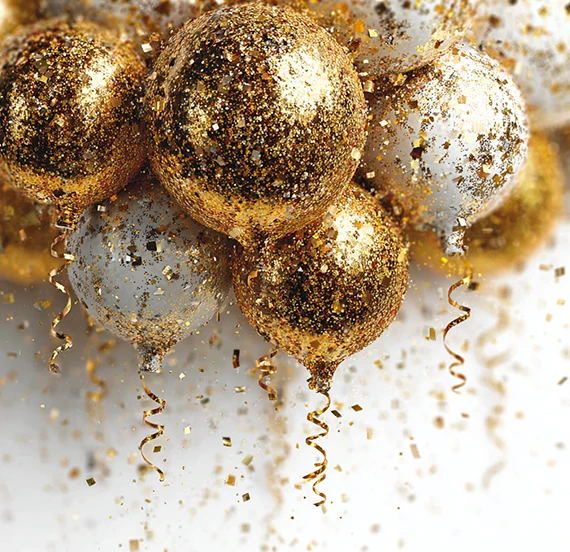 Ballons dorés à paillettes avec rubans brillants sur fond blanc