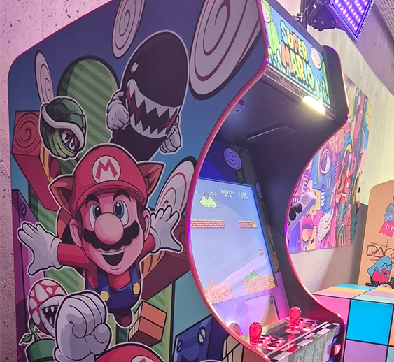 Borne arcade Mario Kart avec artwork Super Mario sur le panneau latéral