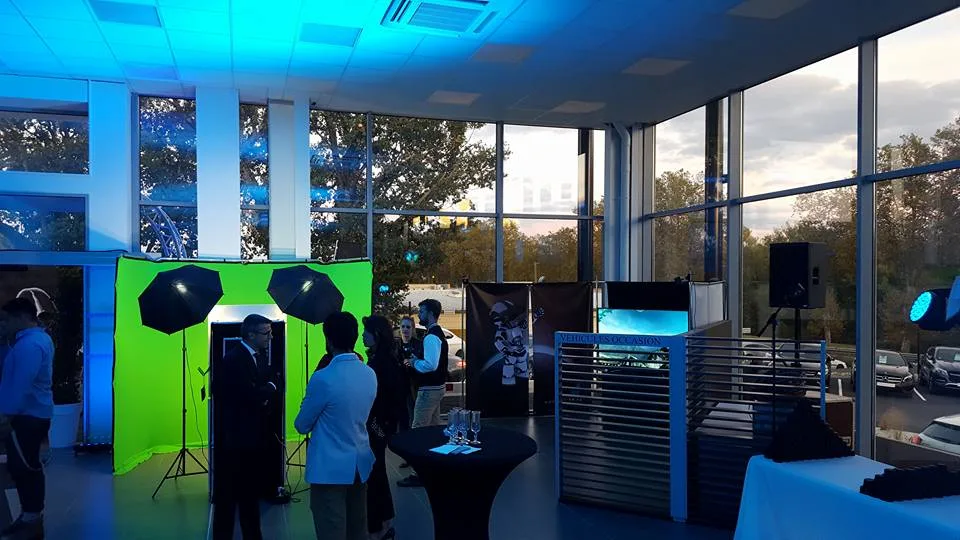 Borne d'animation interactive avec écran tactile sur un événement