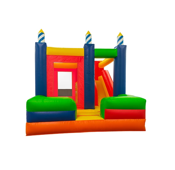 Château gonflable avec toboggan coloré installé dans un jardin