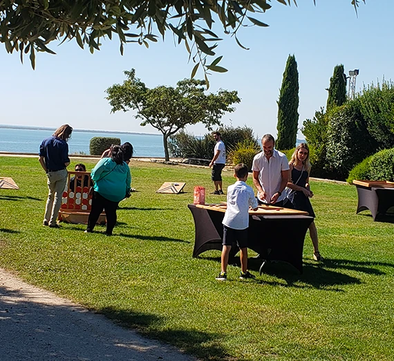 Enfants jouant avec des jeux en bois en plein air