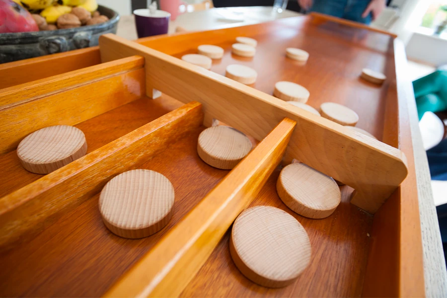 Jeux de palets en bois disposés sur une table