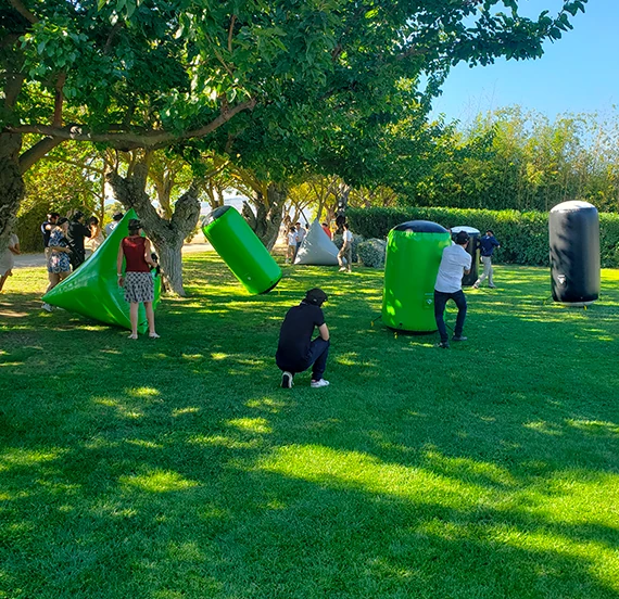 Joueurs en action lors d'une partie de laser game en extérieur