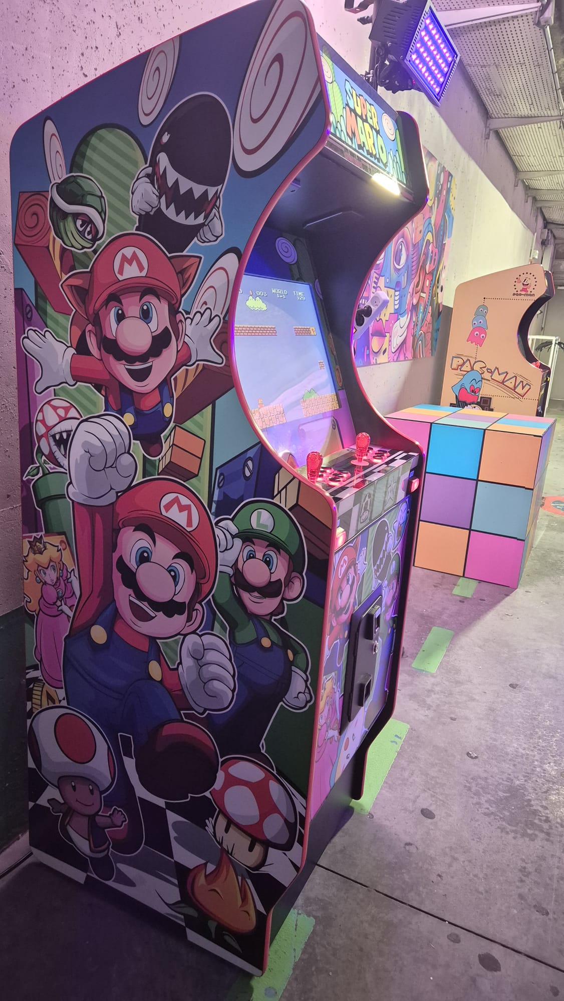 Borne arcade Mario Kart avec artwork Super Mario sur le côté