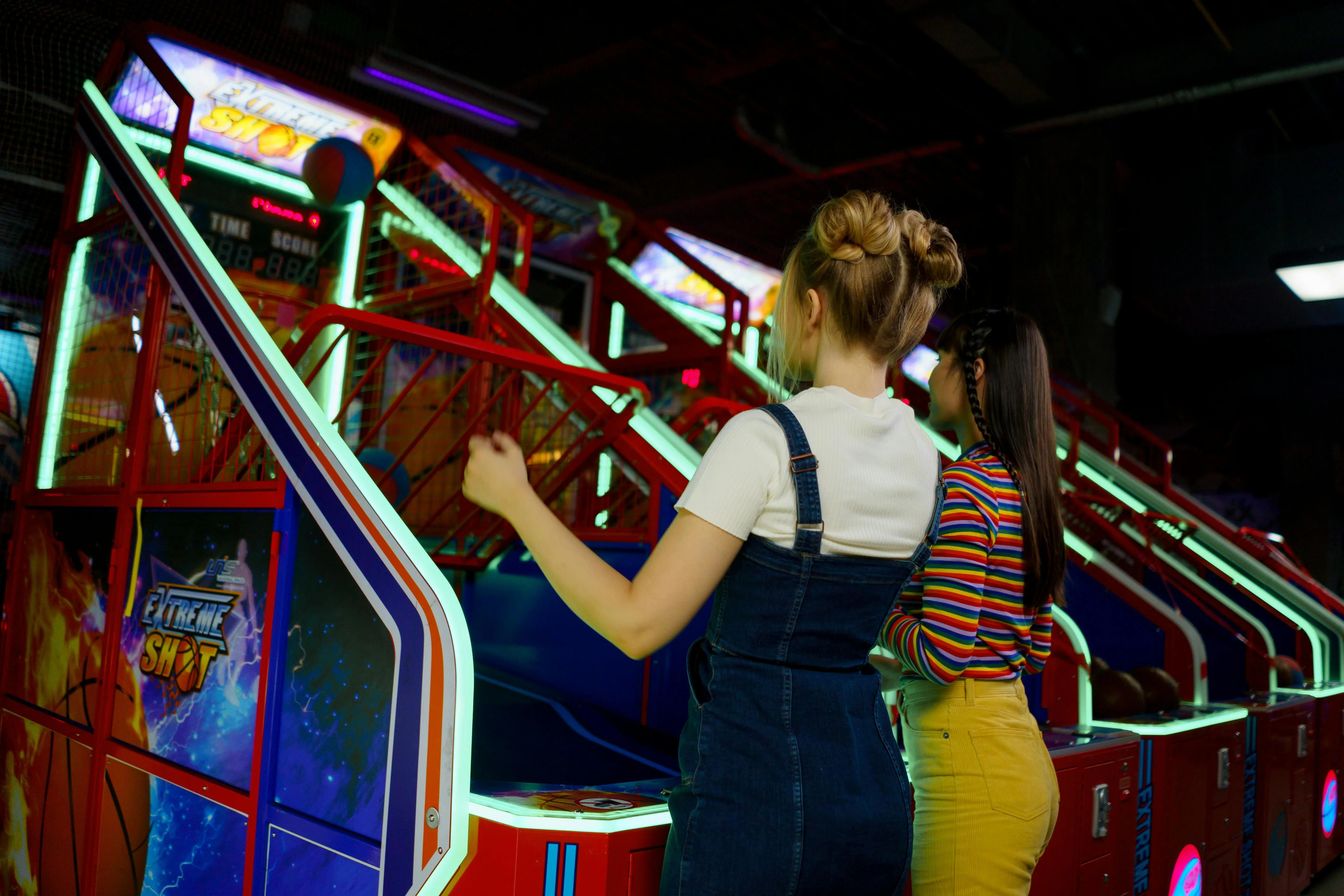 Stands de jeux forains avec chamboule-tout et mailloche