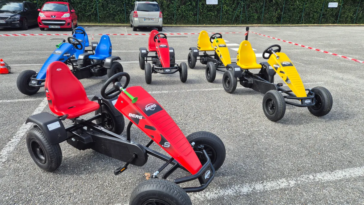 Circuit de karts à pédales installé en extérieur avec cônes et barrières de sécurité
