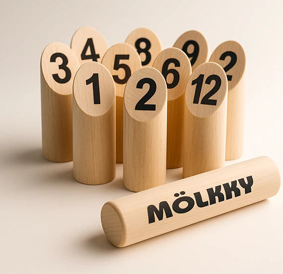 Quilles de Mölkky en bois numérotées posées sur l'herbe