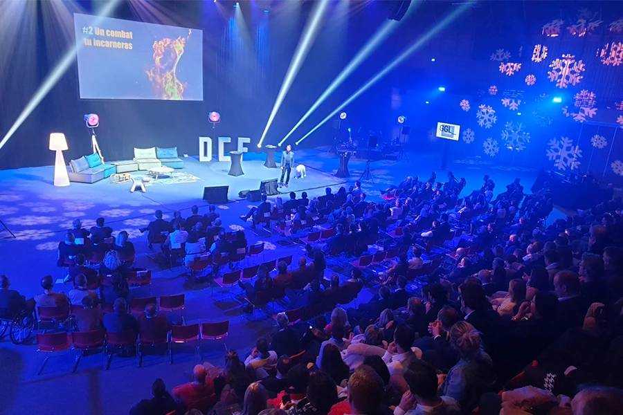 Scène de soirée d'entreprise avec photobooth et jeux en bois