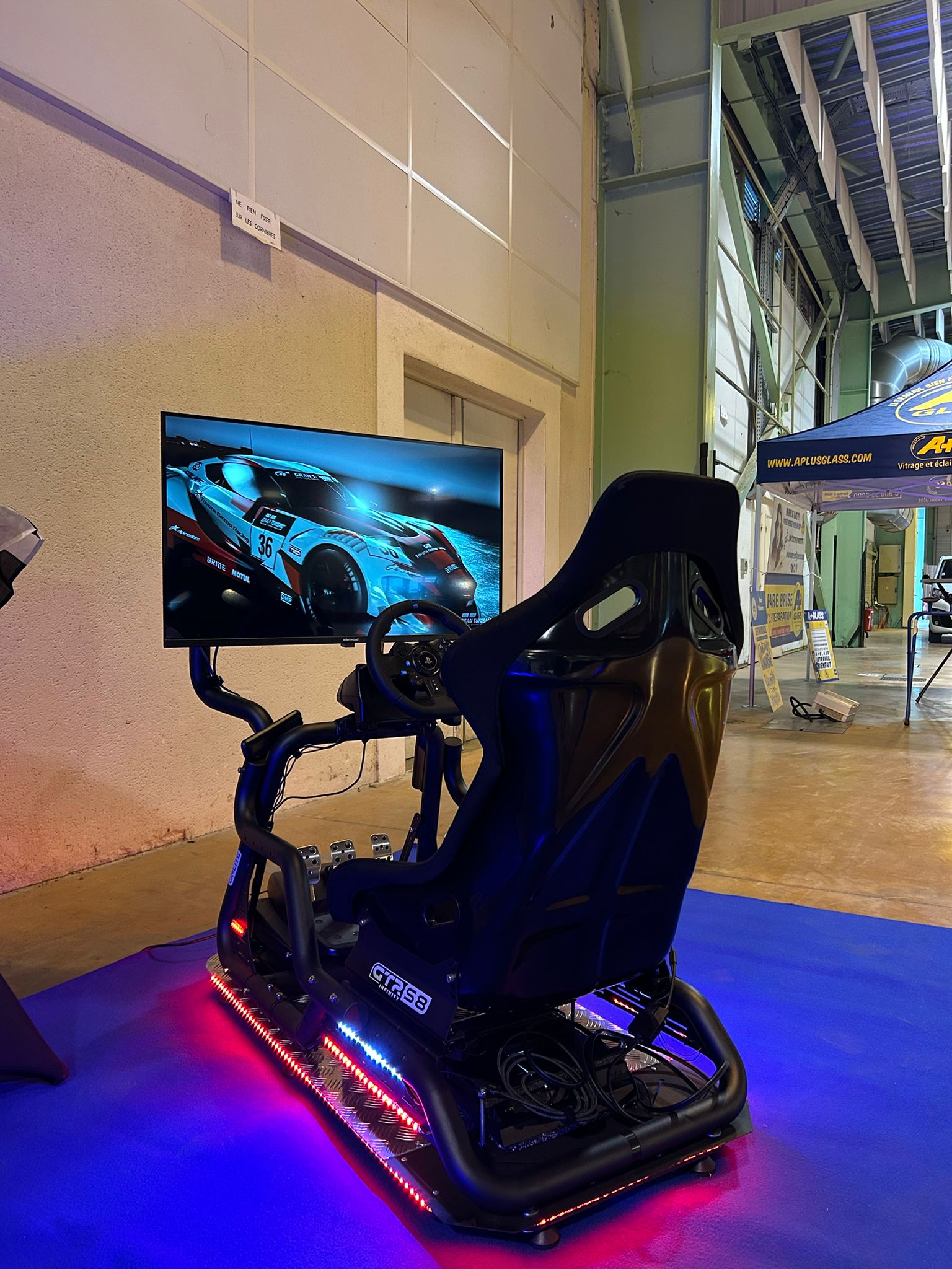 Siège baquet et volant du simulateur de conduite installé pour un événement