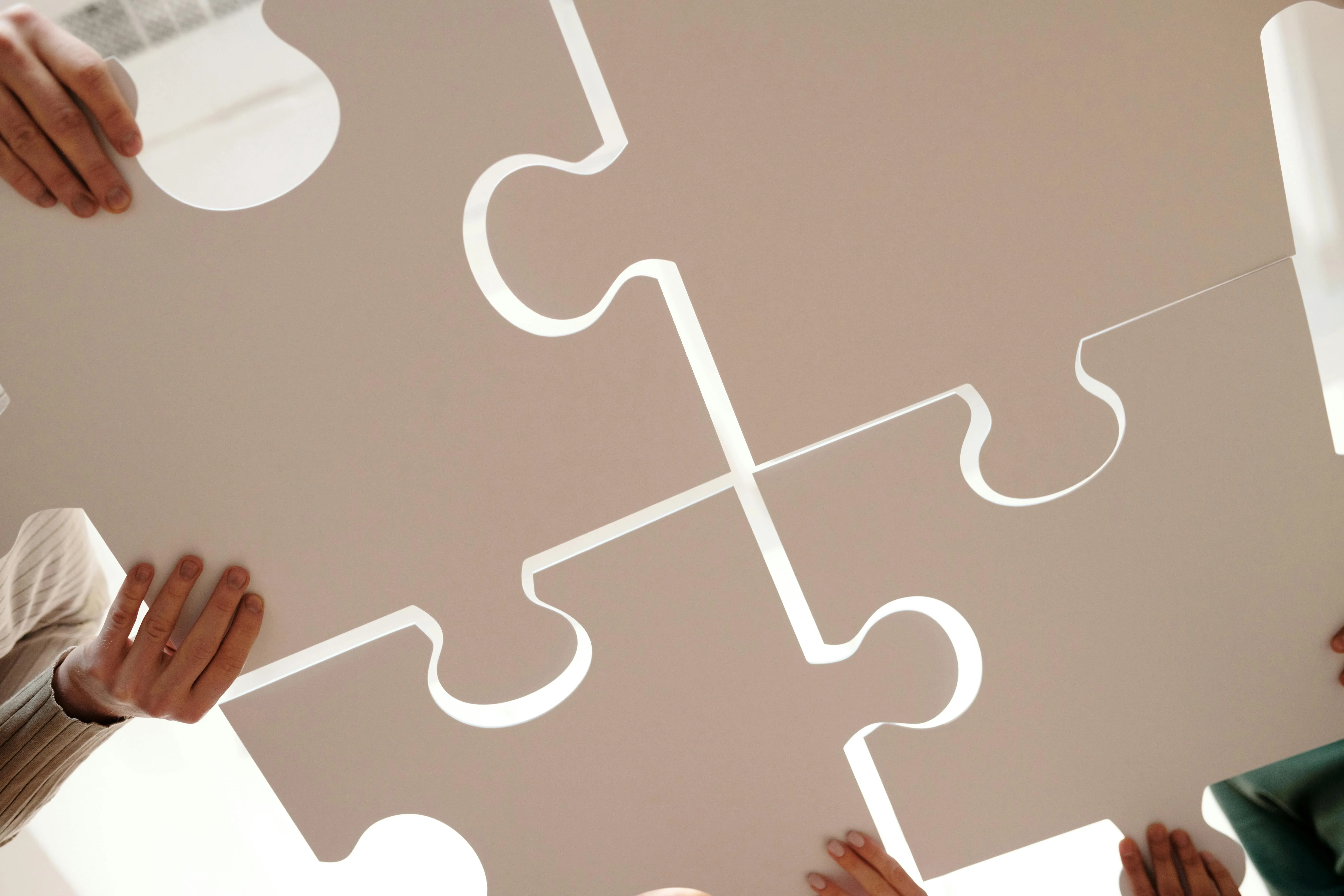 Équipe souriant autour d'une table de jeux lors d'un team building en extérieur à Toulouse