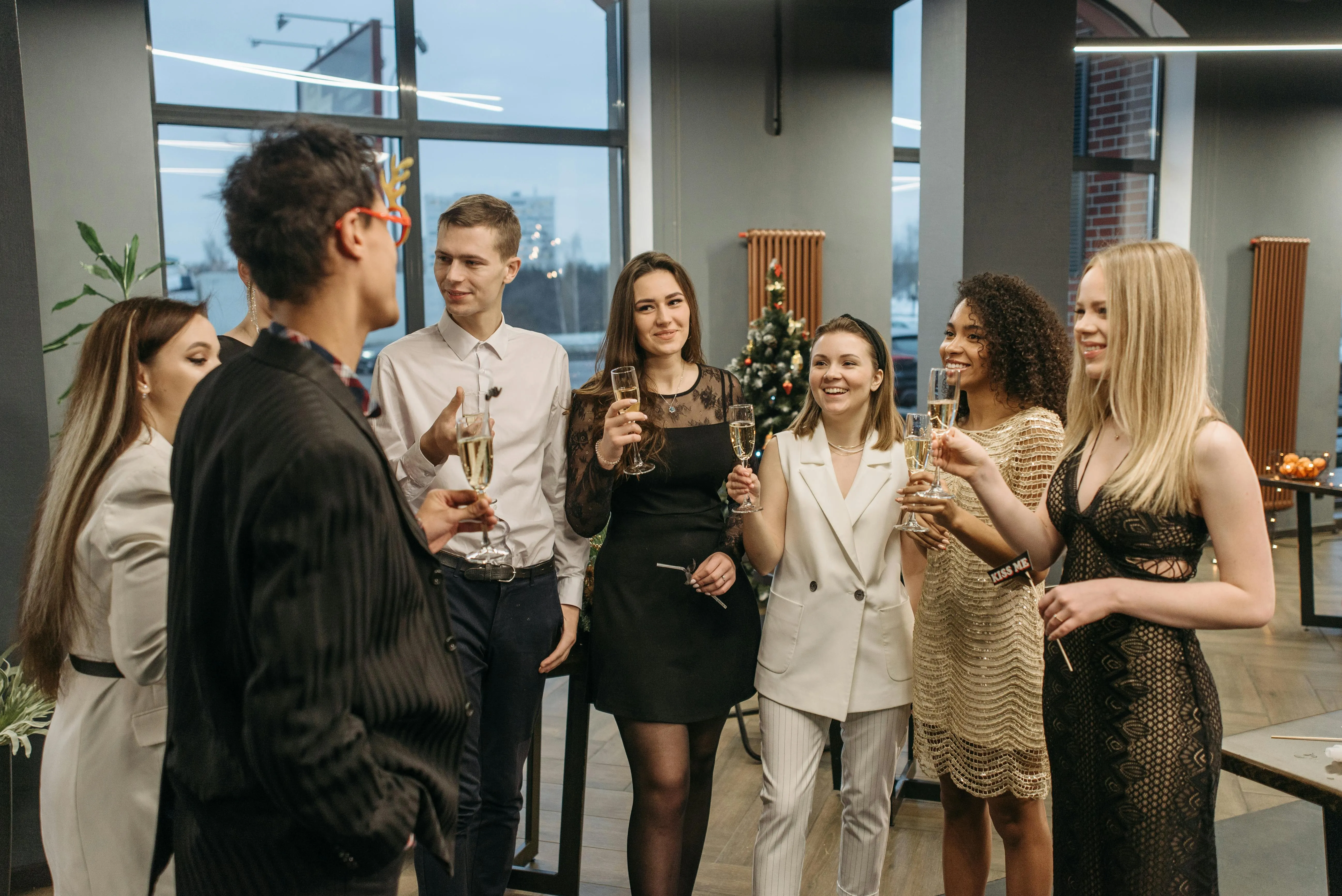 Toast entre collègues lors d'une soirée d'entreprise