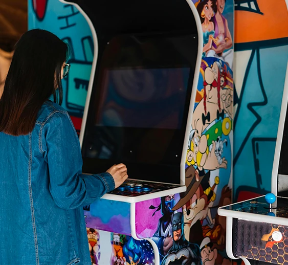 Borne arcade multi-jeux avec panneau de commande et écran couleur