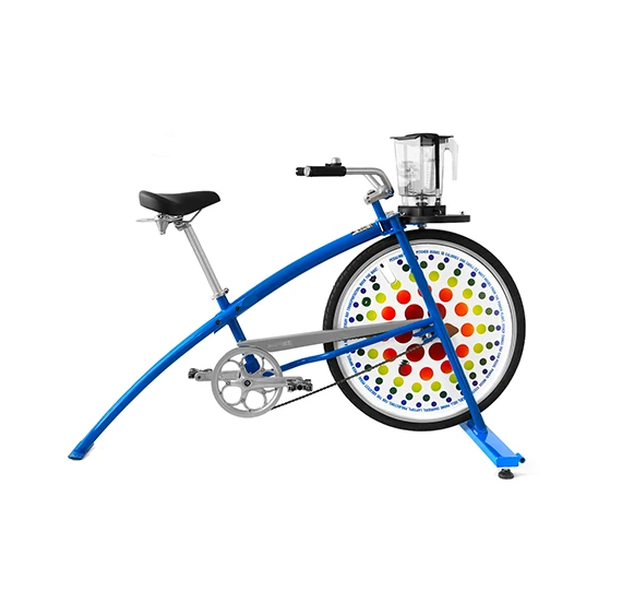 Vélo bleu à smoothie avec blender fixé sur le guidon et roue à motifs colorés
